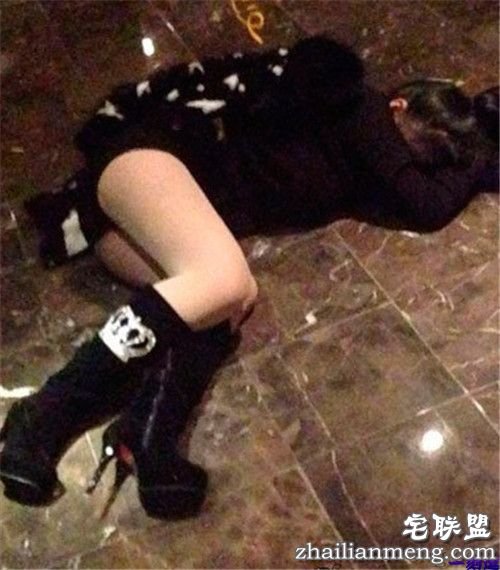 手褪去表妹的裤子