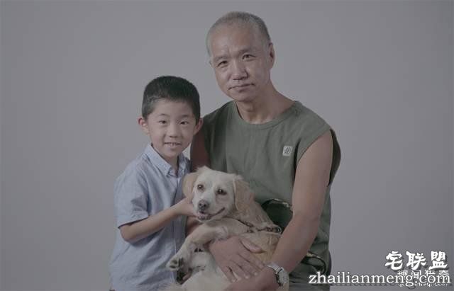 他离开家睡在街头，靠捡垃圾救了3000多条流浪狗