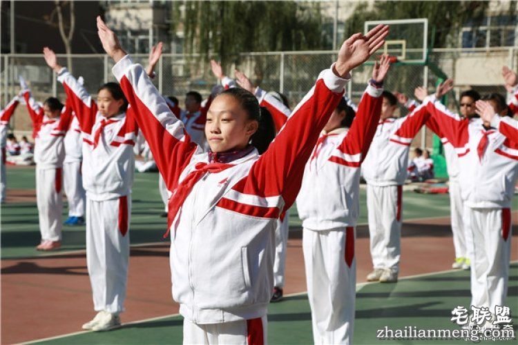 校服发型不合格不准进学校，这种事英国也总有