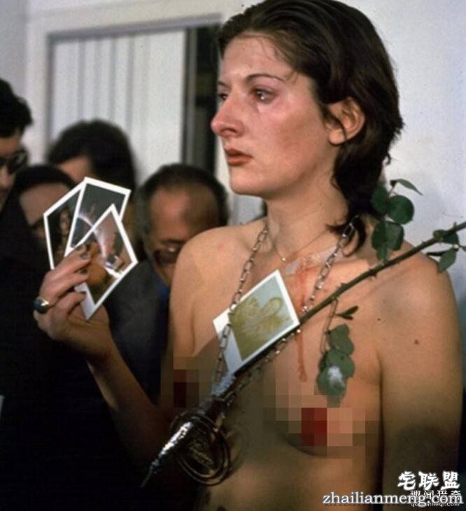 她把自己麻醉6小时并「邀请群众对她做任何事」，她衣服被割碎后发生的事完全印证了人心黑暗面...