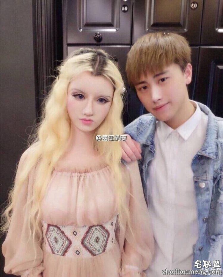 她被称是“行走的芭比娃娃”，可是未p图时长这样...