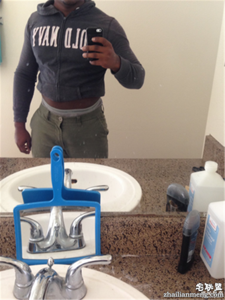 外国小哥集体穿女朋友帽衫，这背后的原因简直虐狗