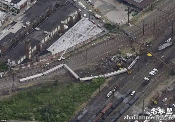 没有高铁就算了, 这个国家的火车还总出轨！