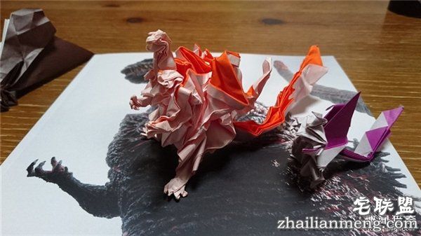膜拜：神人只用一张纸折出的霸气哥斯拉手办