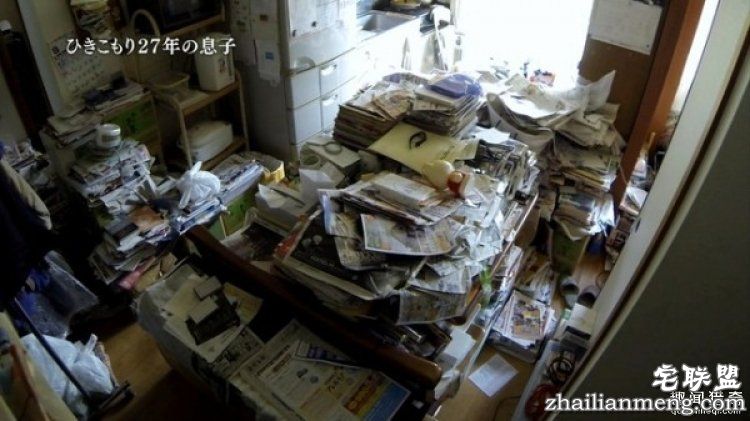 终极宅男30年不出门，全靠70岁老母亲照料