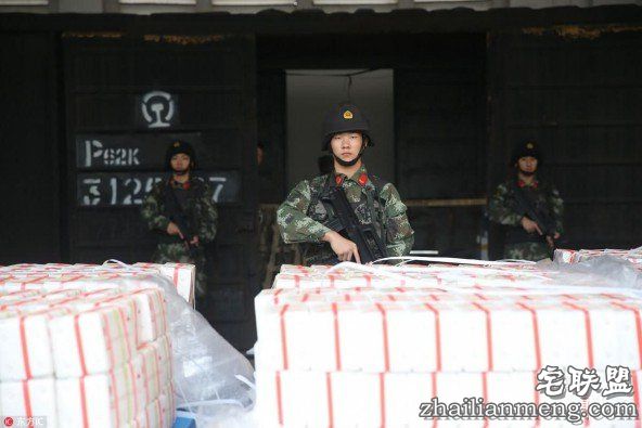 睡在钱堆里是什么感觉的？揭秘押钞官兵的生活 第1张图片