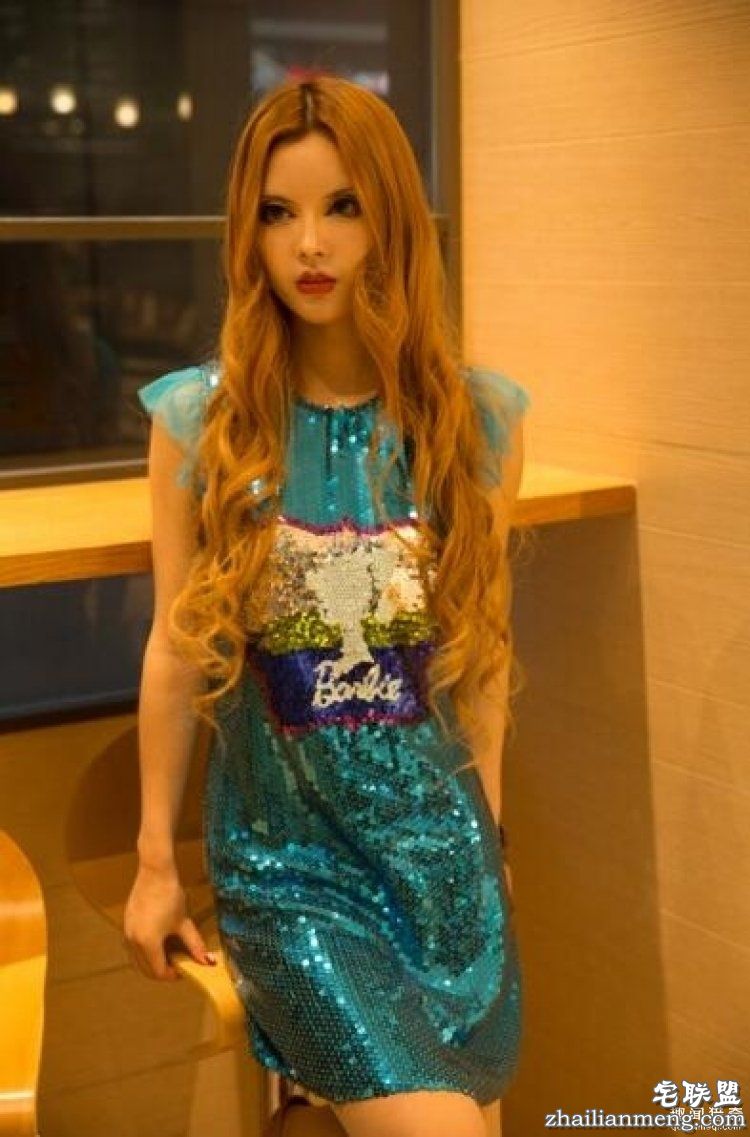 她被称是“行走的芭比娃娃”，可是未p图时长这样...