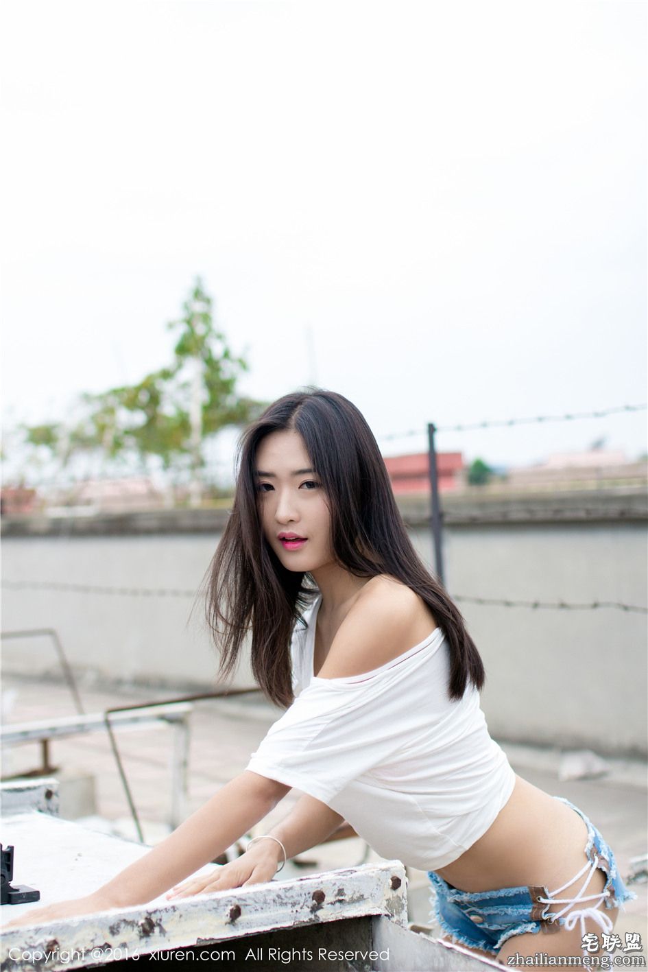 [秀人网] 漂亮的白衬衫美女周琰琳LIN超短牛仔热裤翘臀露台写真 560期第6张