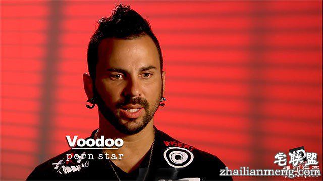 世界首对男女挑战《空中跳伞爱爱》!还来了4次，差点忘了打开伞!