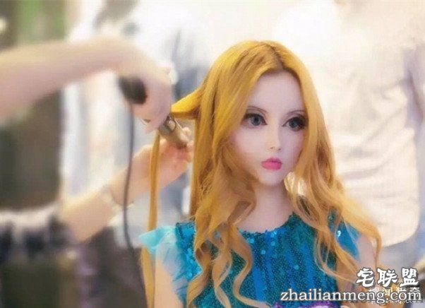 她被称是“行走的芭比娃娃”，可是未p图时长这样...