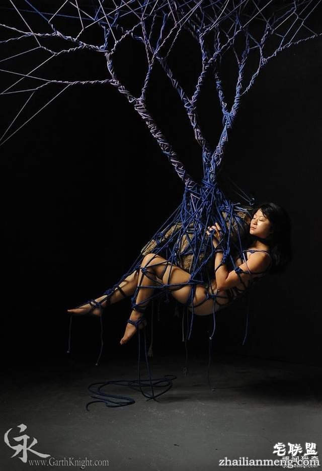 捆绑艺术家用绳索绑出超美一幅画