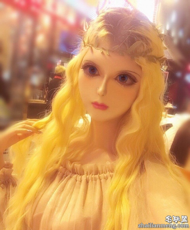 她被称是“行走的芭比娃娃”，可是未p图时长这样...