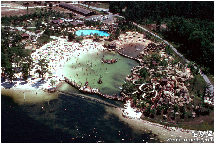 迪士尼水上乐园应该是个很欢乐的地方，但这座已荒废11年的诡异史前丛林园地让人都不敢靠近...