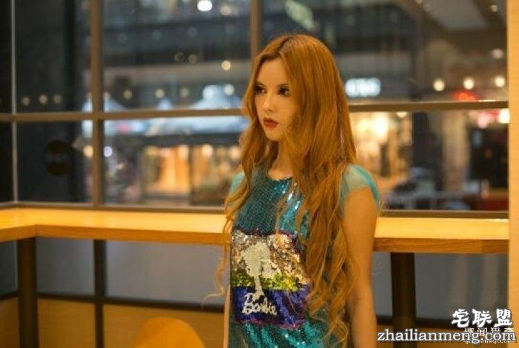她被称是“行走的芭比娃娃”，可是未p图时长这样...
