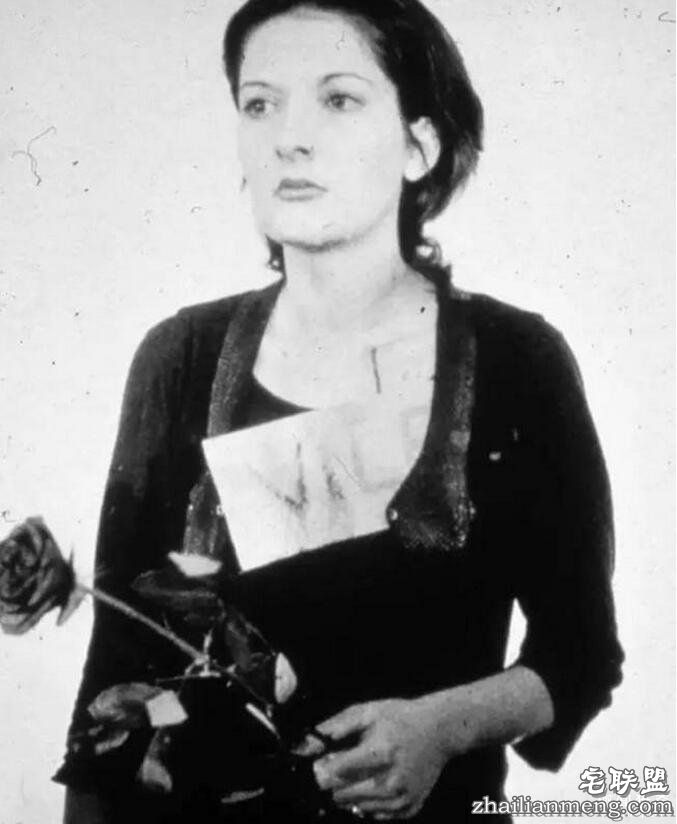 她把自己麻醉6小时并「邀请群众对她做任何事」，她衣服被割碎后发生的事完全印证了人心黑暗面...