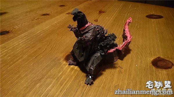 膜拜：神人只用一张纸折出的霸气哥斯拉手办