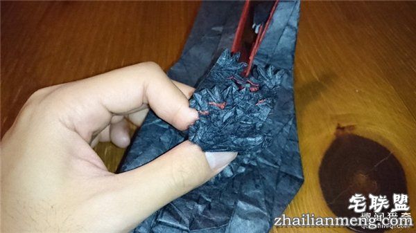 膜拜：神人只用一张纸折出的霸气哥斯拉手办