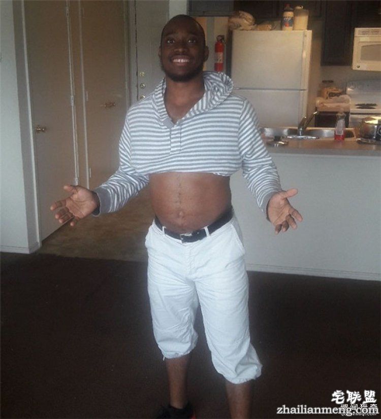 外国小哥集体穿女朋友帽衫，这背后的原因简直虐狗