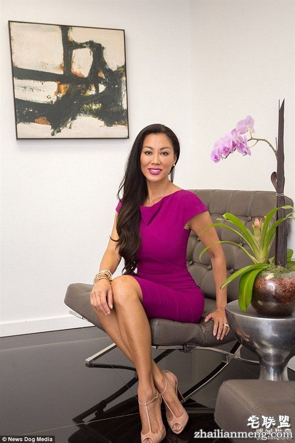 惊人！整形医生妻子被“重新设计”：43岁变尤物