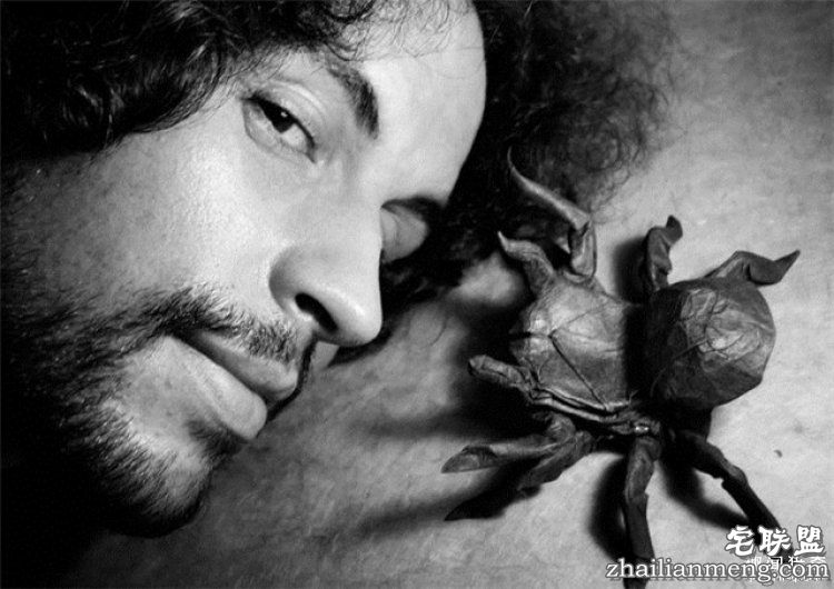 西班牙帅哥音乐家爱折纸，还折出了一个新高度