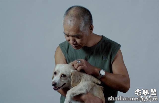 他离开家睡在街头，靠捡垃圾救了3000多条流浪狗