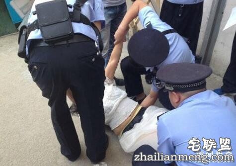 发现网恋男友长太丑割腕 男生无辜：她先约我开房间耶