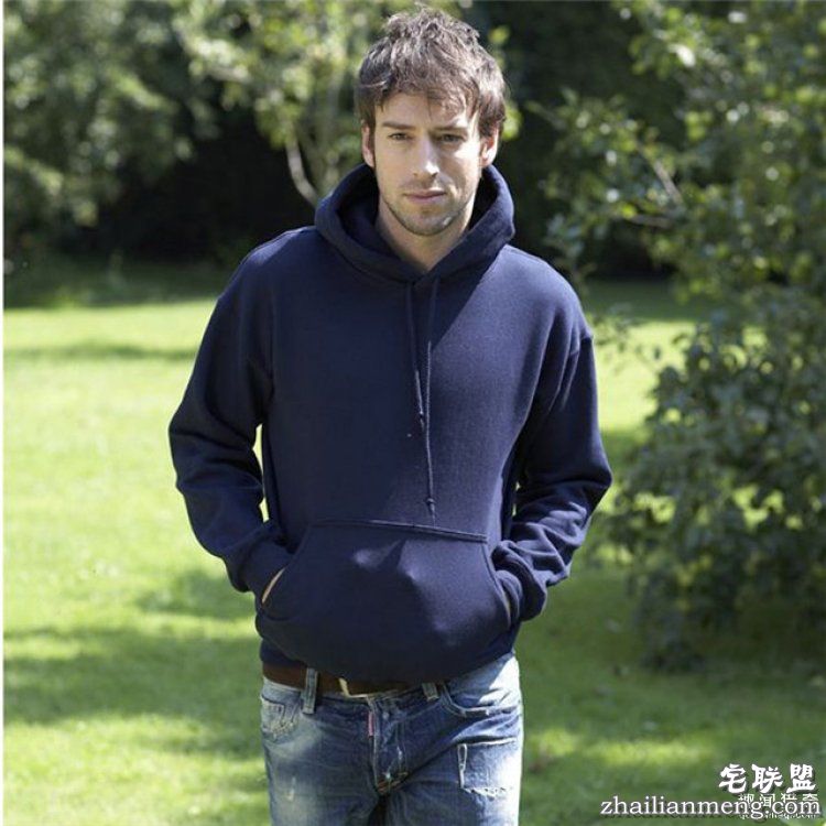 外国小哥集体穿女朋友帽衫，这背后的原因简直虐狗