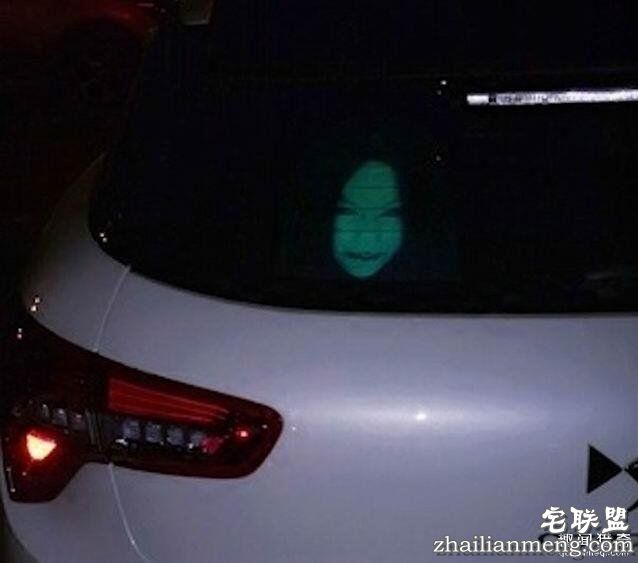 车后挡风玻璃贴女鬼图对付乱开远光灯的司机