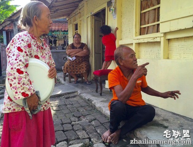 62岁男子在「车祸中丧命」妻子伤心不已，但1年后他竟在农历七月「奇蹟复活」....妻子都吓晕了！