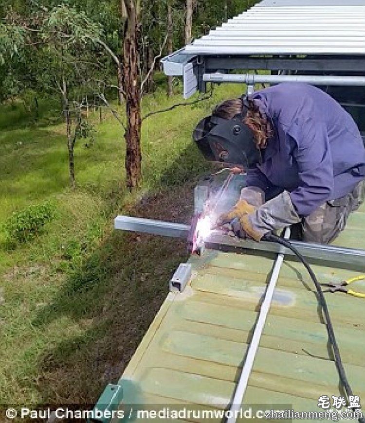 澳大利亚一对夫妻，用集装箱给自己造了栋房