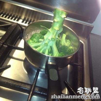 10张搞笑图告诉你，第一次做菜到底有多奇葩！