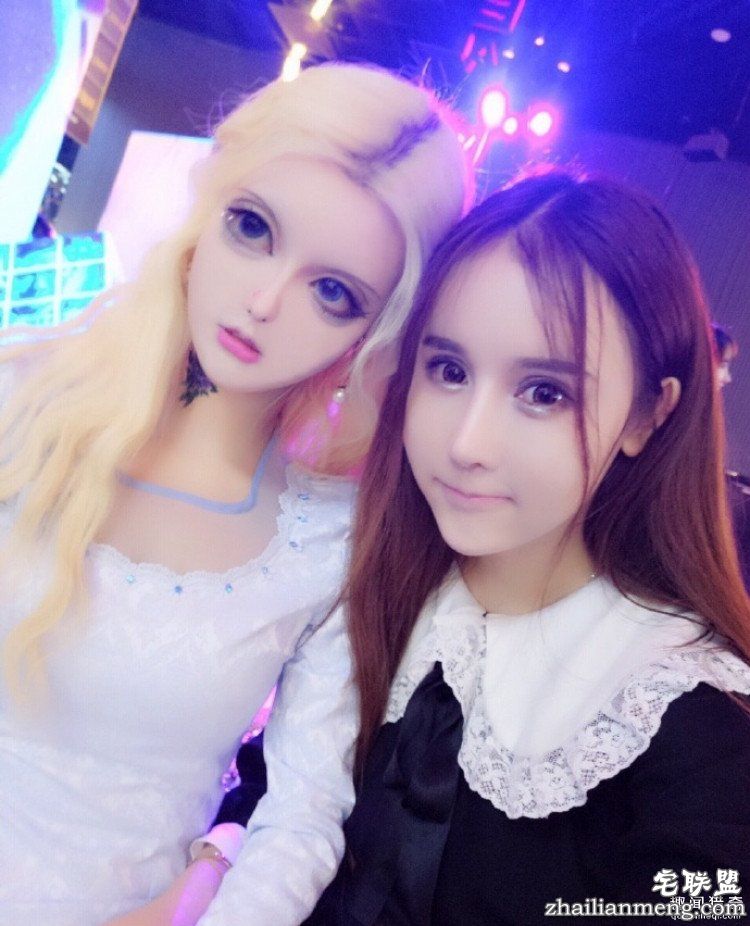 她被称是“行走的芭比娃娃”，可是未p图时长这样...