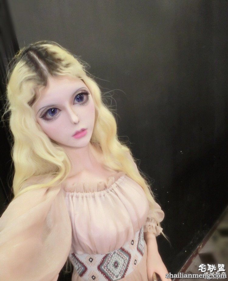 她被称是“行走的芭比娃娃”，可是未p图时长这样...