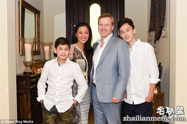 惊人！整形医生妻子被“重新设计”：43岁变尤物