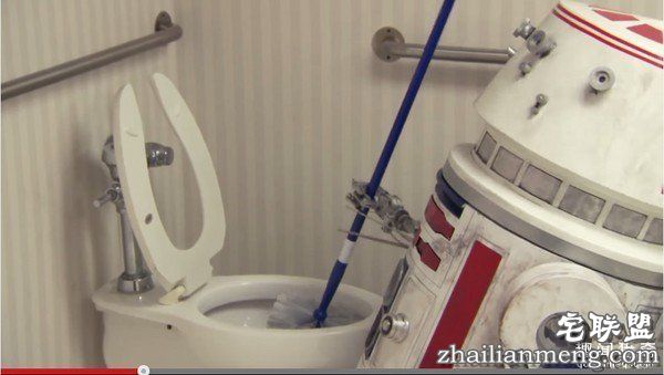 他大号完擦屁股时 竟在打个喷嚏后发生让他呕吐到爆的事...网友:我没良心得笑了