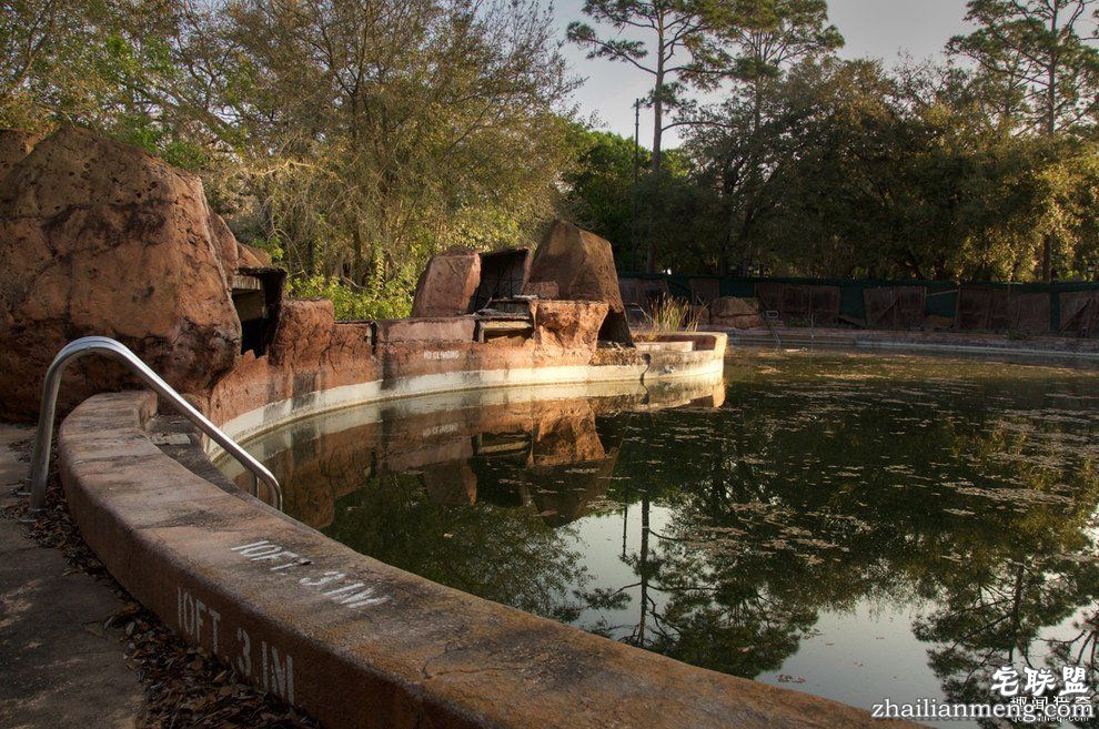 迪士尼水上乐园应该是个很欢乐的地方，但这座已荒废11年的诡异史前丛林园地让人都不敢靠近...