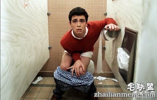 他大号完擦屁股时 竟在打个喷嚏后发生让他呕吐到爆的事...网友:我没良心得笑了