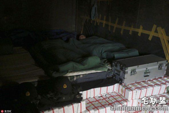 睡在钱堆里是什么感觉的？揭秘押钞官兵的生活 第2张图片