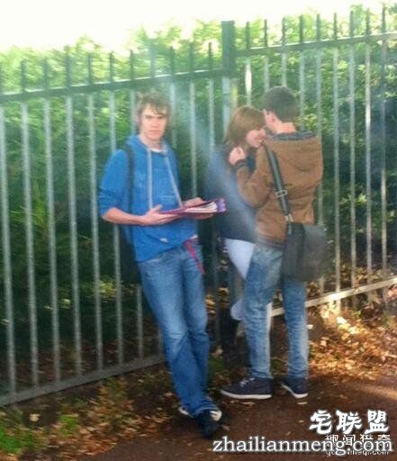 现实生活中让人忍俊不禁的“电灯泡”，很无奈