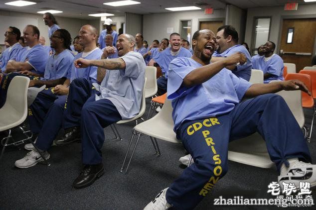 监狱里暴力频发，直到有一天犯人成立了个戏班子