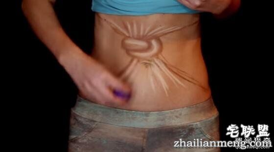 国外辣妹惊悚化妆技：把腰系了个死扣