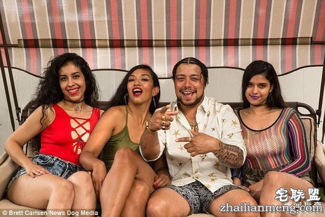 男子带着两个女友，和妻子过上了一夫三妻的生活