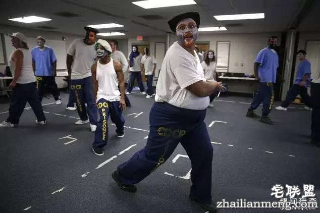 监狱里暴力频发，直到有一天犯人成立了个戏班子