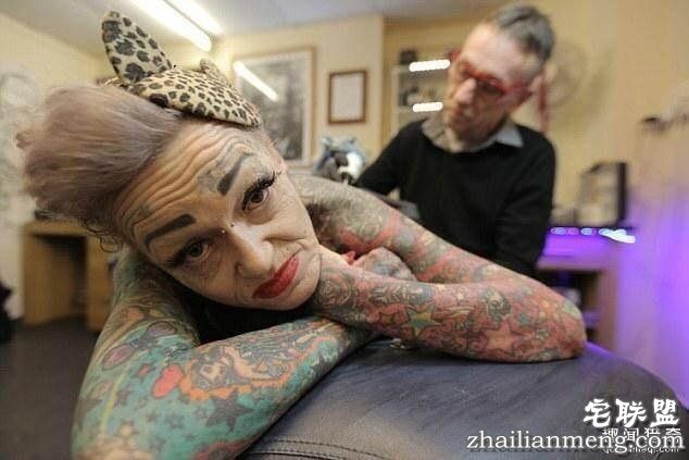 52岁老妇痴迷纹身，身体上80%的皮肤都有纹身