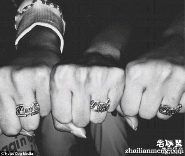 男子带着两个女友，和妻子过上了一夫三妻的生活