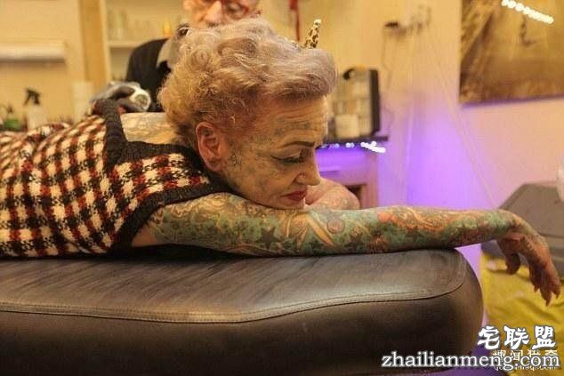52岁老妇痴迷纹身，身体上80%的皮肤都有纹身
