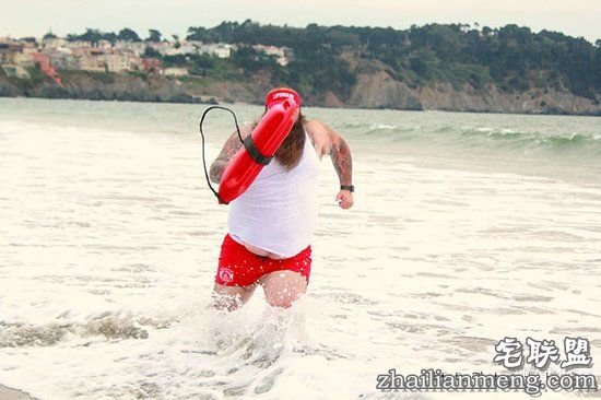 胡子大叔拍性感写真扮美人鱼，天真表情辣瞎双眼