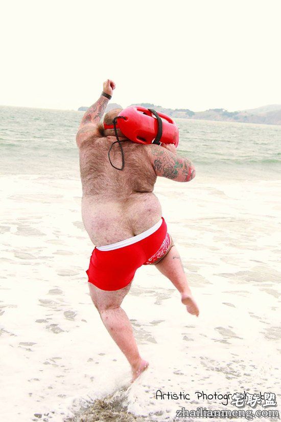 胡子大叔拍性感写真扮美人鱼，天真表情辣瞎双眼