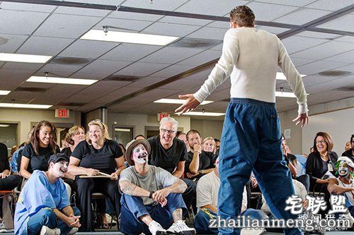 监狱里暴力频发，直到有一天犯人成立了个戏班子