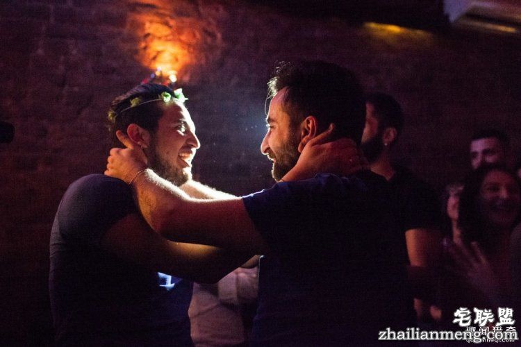 这两个叙利亚男同志的故事，会让你再一次相信爱情